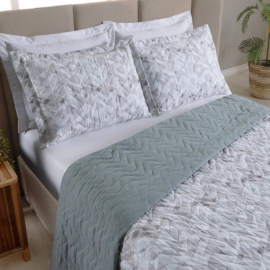 Kit Cobre Leito Atemporal 3 Peças Matelassado Dupla Face - Lora Enxovais