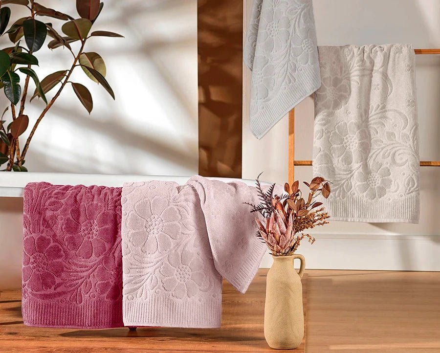Toalha de Banho Velvet Flower 100% Algodão | 420 g/m² - Lora Enxovais